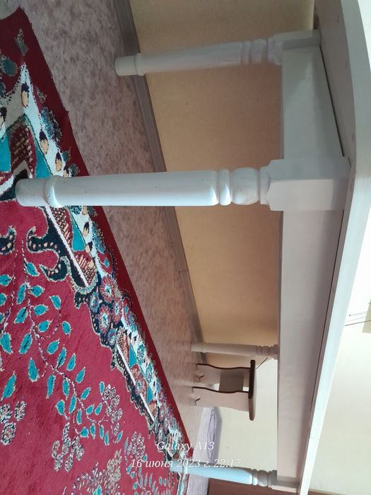 Гостинный стол вместительный