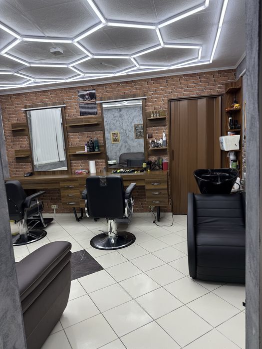 Salon toxic vibe ofera spre inchiriere post frizerie sau angajează