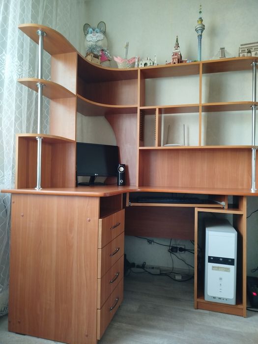 Угловой компьютерный стол