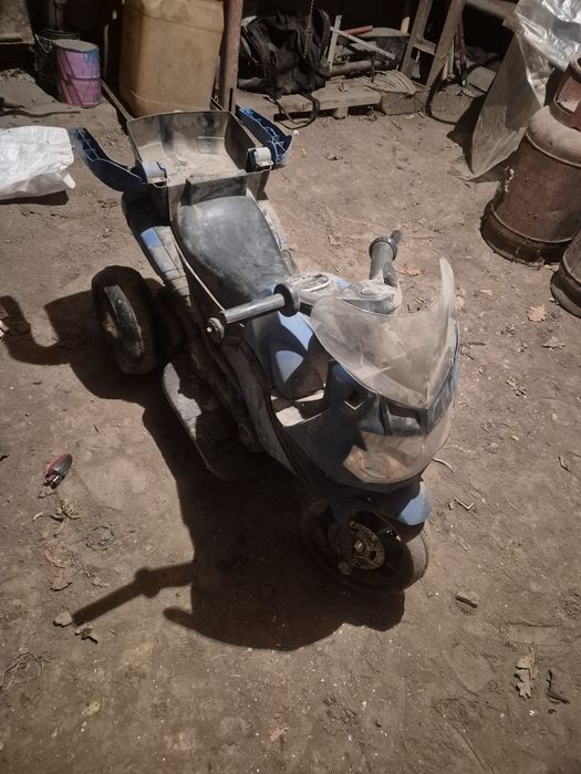 Продам детскую машину и мотоцикл