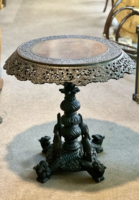 Masă de colecție sculptată manual – piesă rară, vintage