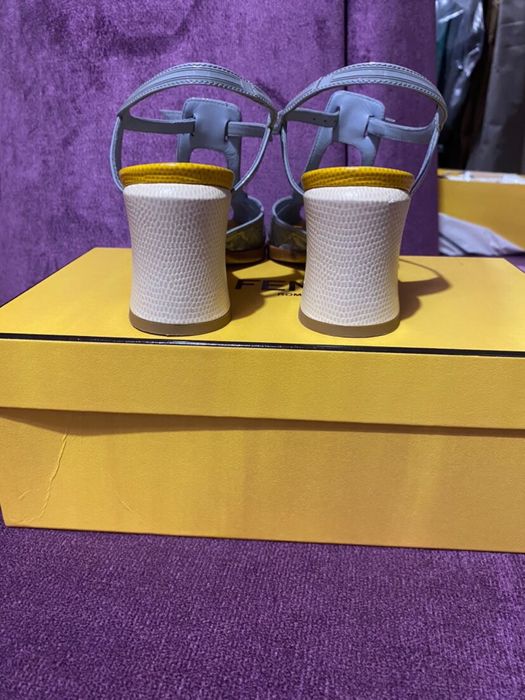 Босоножки Fendi