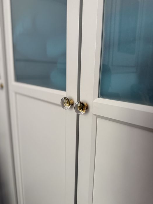 Vând bibliotecă IKEA BILLY albă uși din sticlă