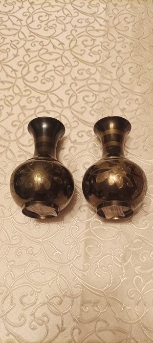 Декоративные металлические вазы