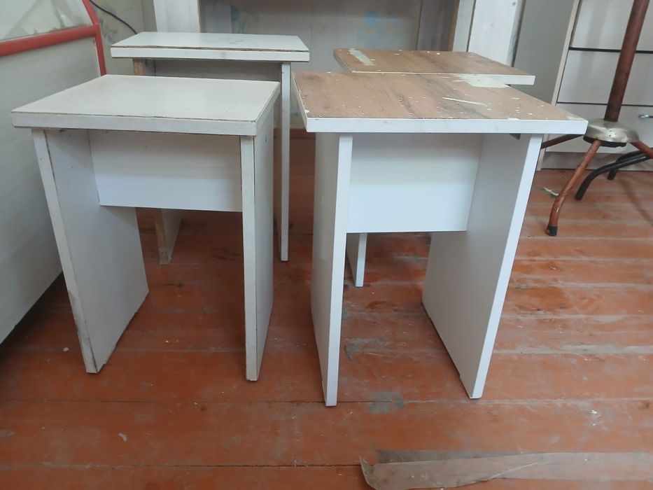 Деревянный стол и 4 табуретки