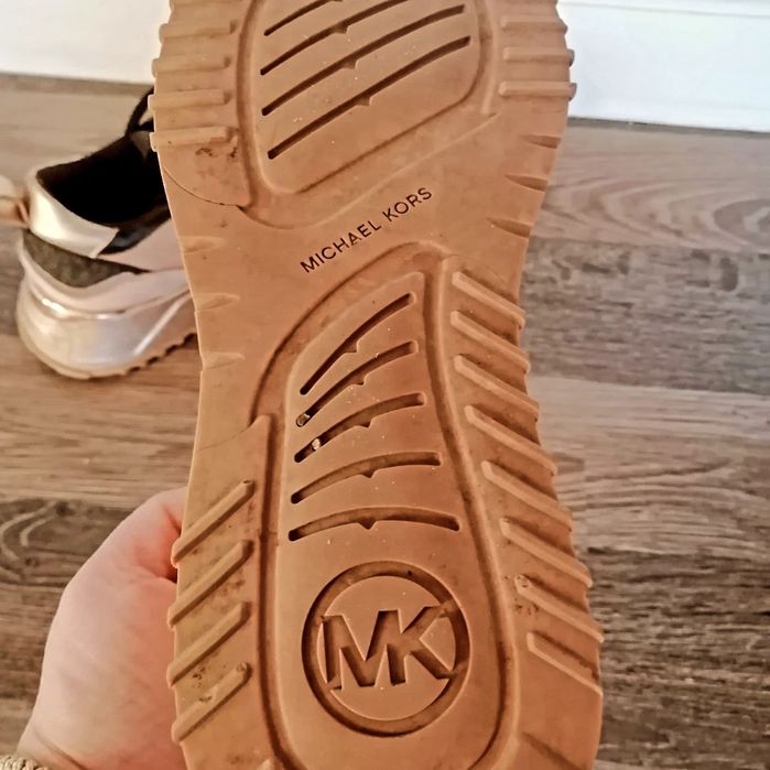 Сникърси Майкъл Корс