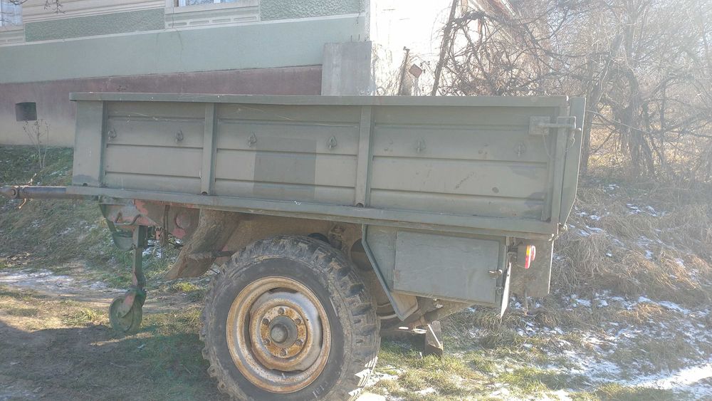 Vând remorca de armata