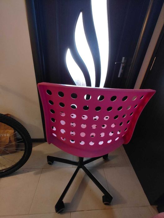 Детско бюро  и Стол IKEA с регулируема височина