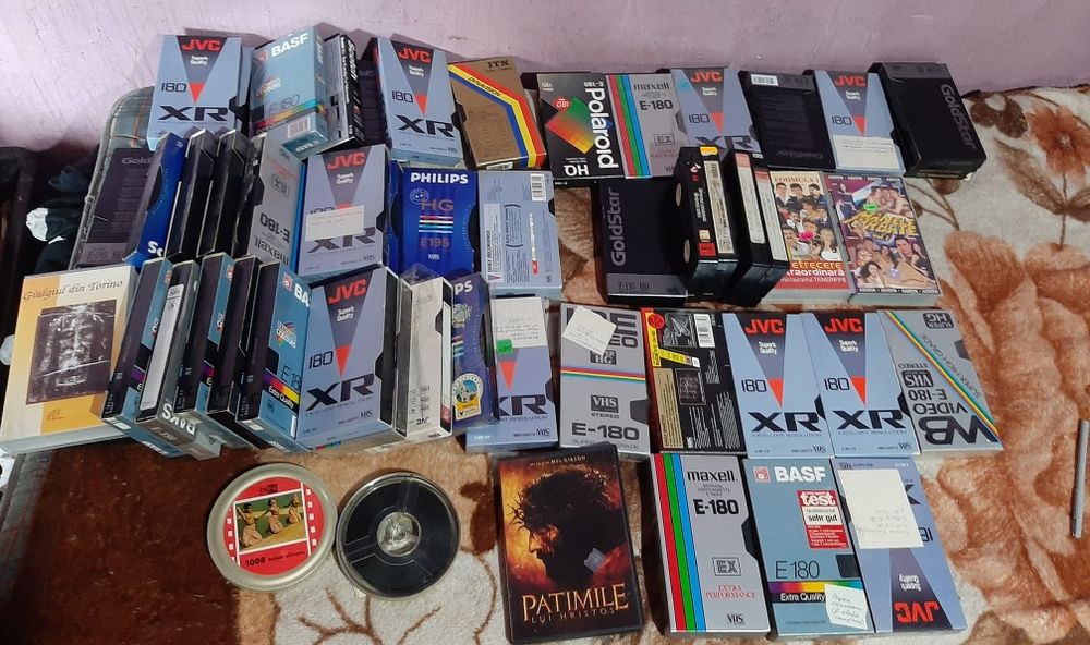 Vând casete video filme vechi traduse vocal în stare bună