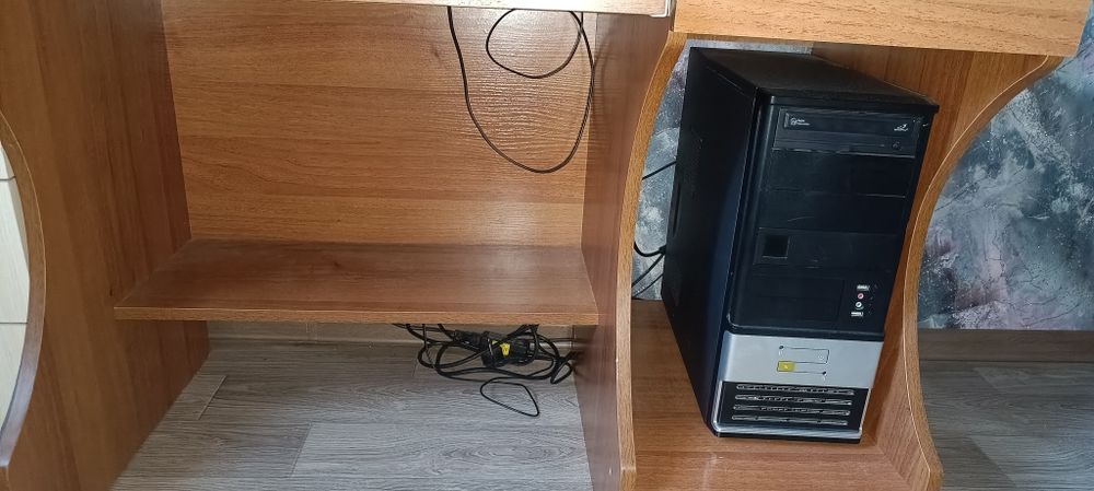 Продам школьный компьтер вместе со столом