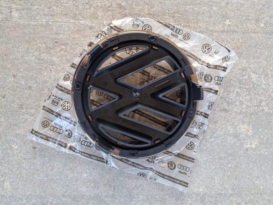 Емблема за предната решетка на пасат шест 15см.