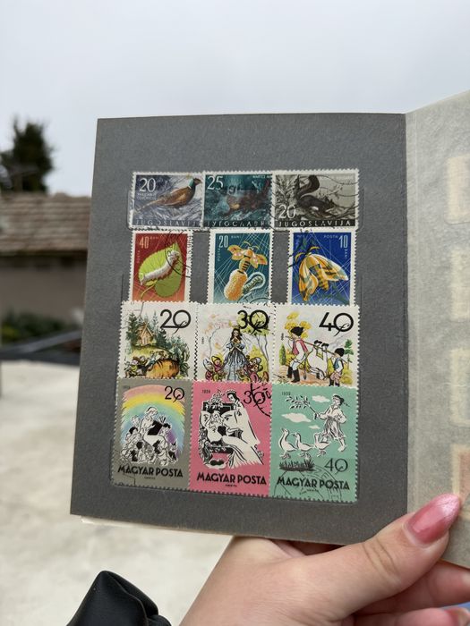 Малък класьор с различни пощенски марки