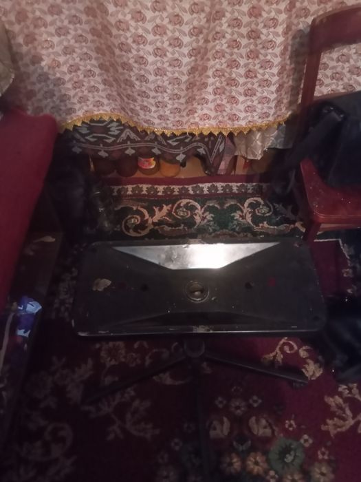 Железный столик для телевизора.