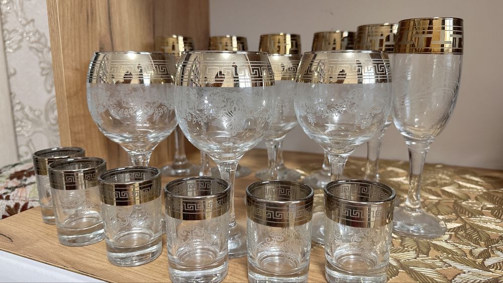 Фужеры, рюмки, чайный сервис.