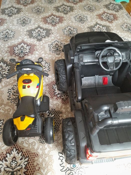 Продаёт детские машинки