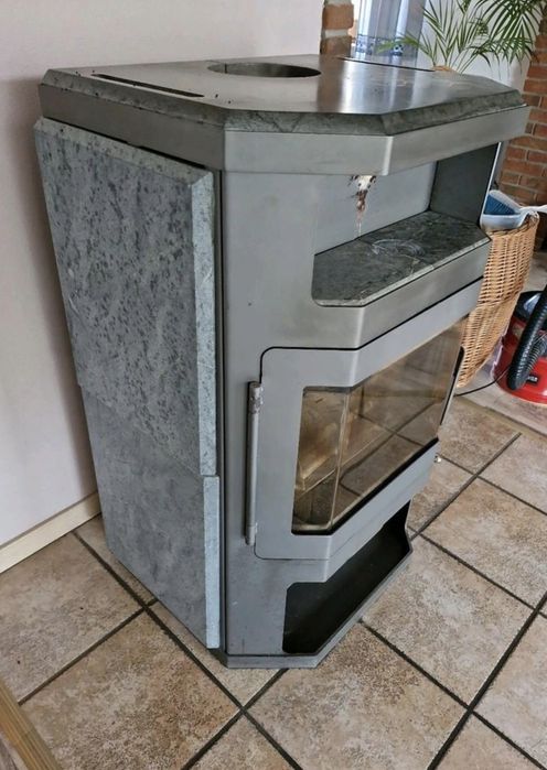Vand semineu-soba second hand, placate integral cu palaci ceramice 400