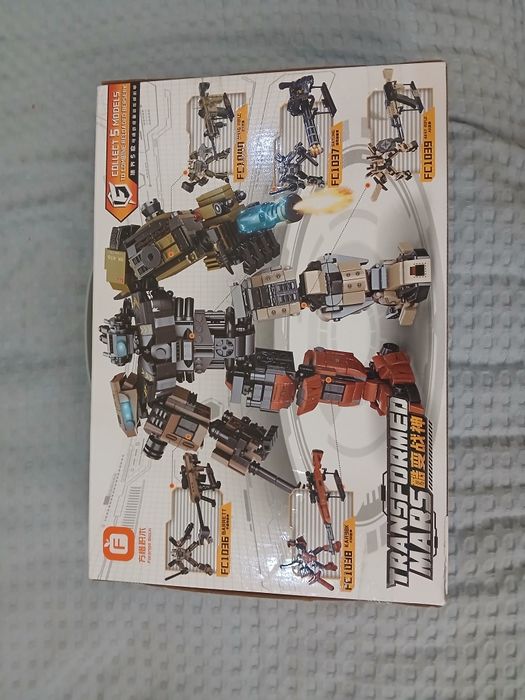 Лего набор 2 в 1. Можно собрать либо автомат на подставке либо робота