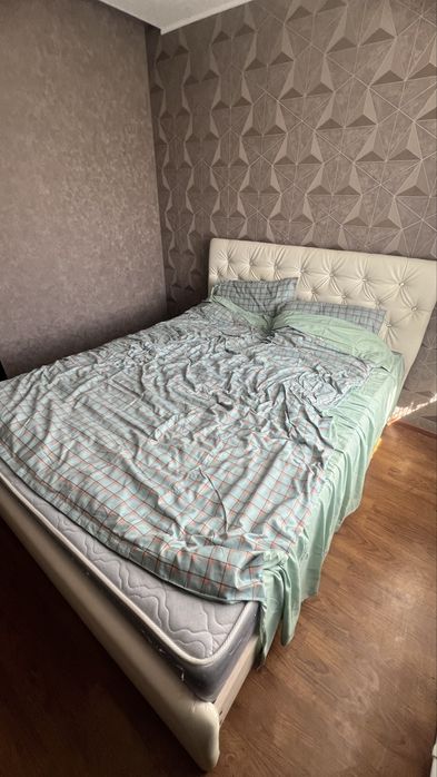 Кровать с матрасом