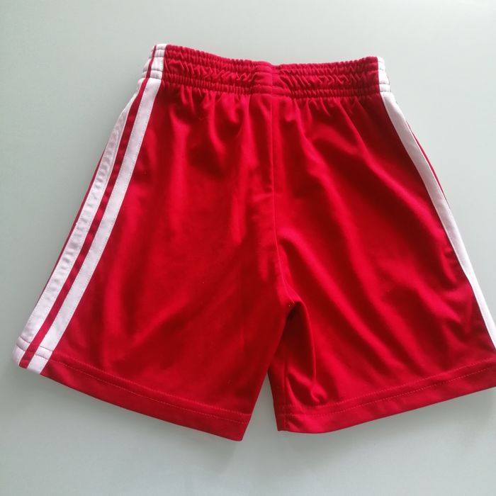 Подарявам 3-4 г Adidas футболен комплект