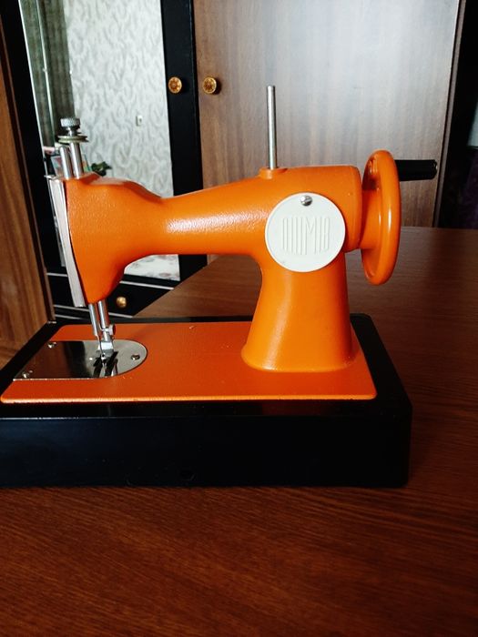 Детская швейная машинка