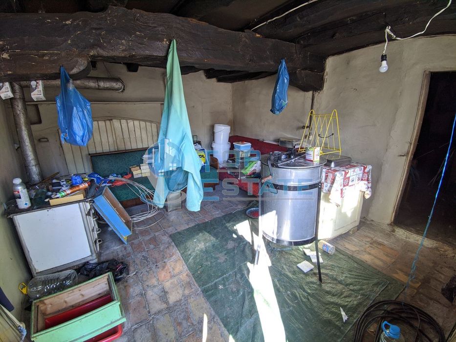 Старинна къща с голям двор в село Мусина