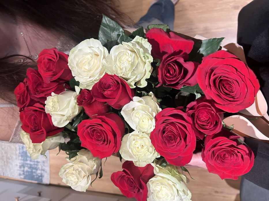 Двадцать голланских роз