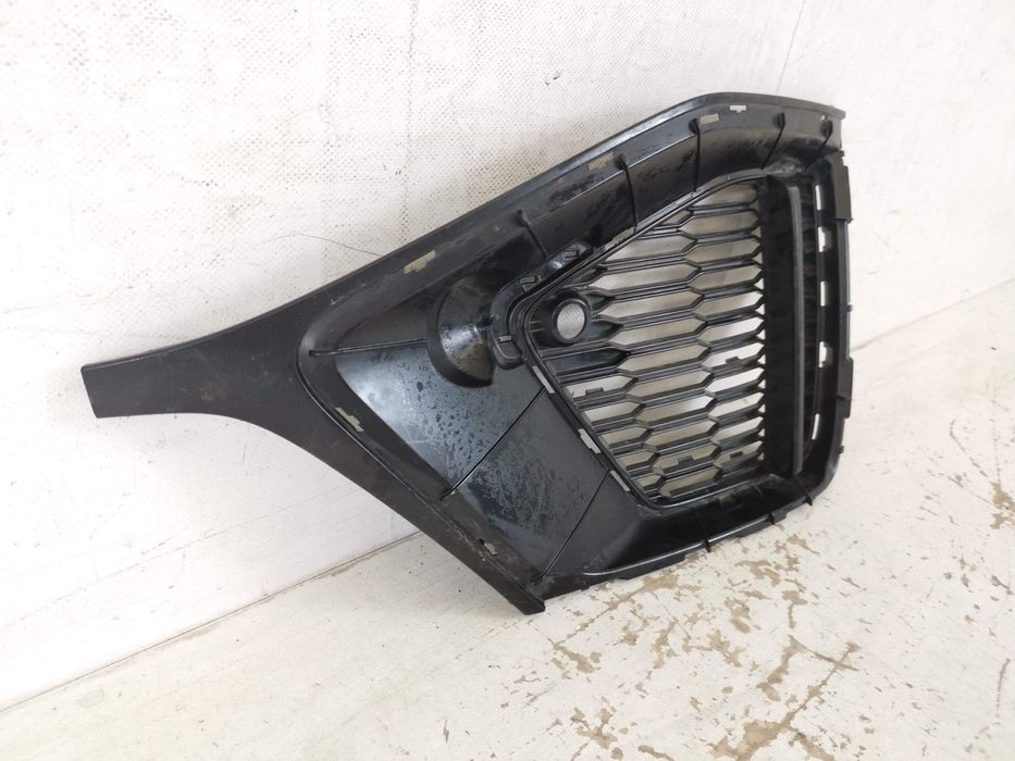 Ауди Кю8 / Audi Q8 1 [Десен проекторен радиаторен грил, оригинален, в