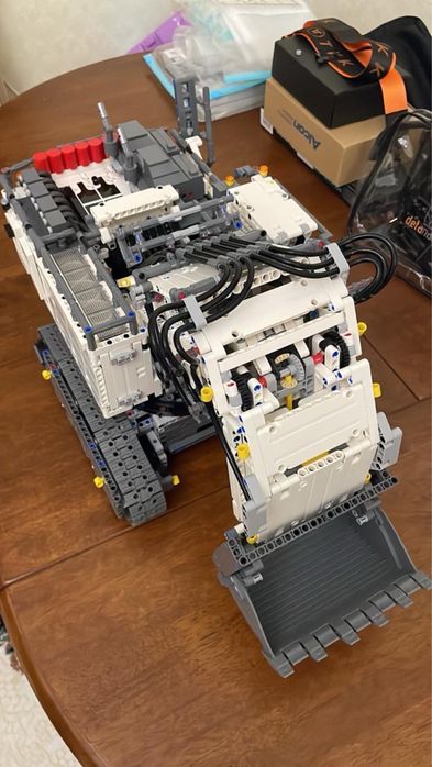 Конструктор LEGO Technic 42100 Экскаватор Liebherr R 9800