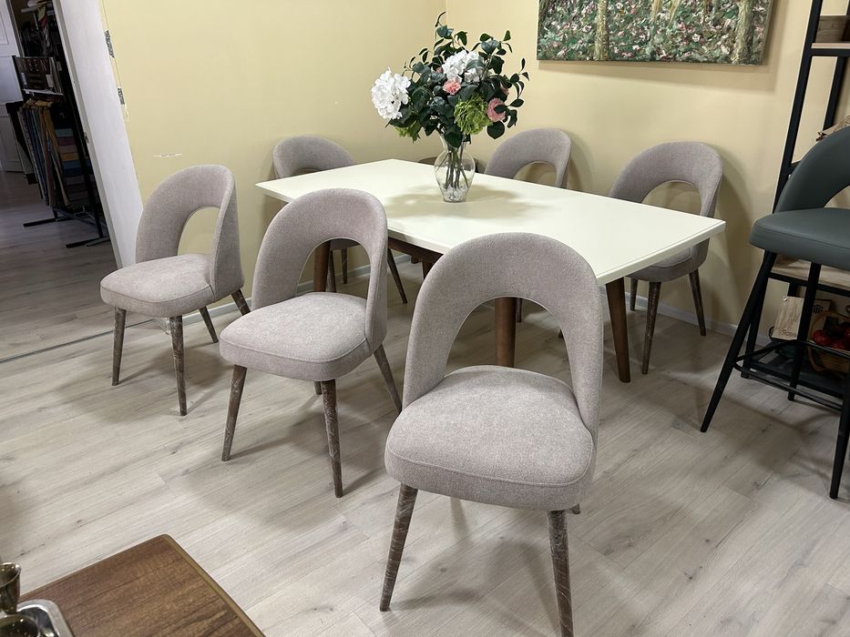 Элегантный гостиной комплект: стол и 6 мягких стульев