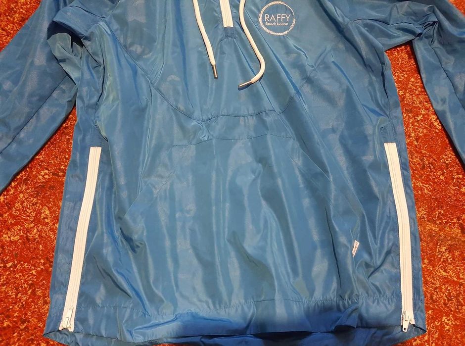 Продавам ветровка