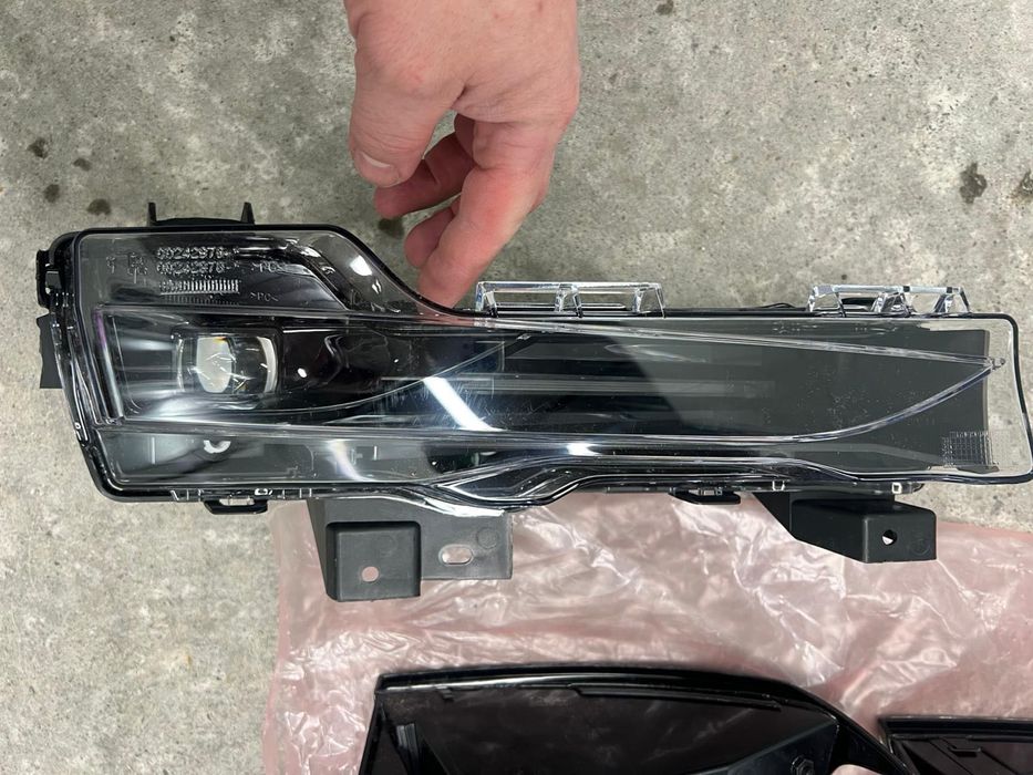 Фарове за Тесла различни видове