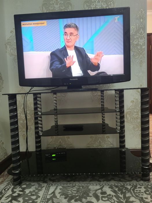 Продается телевизов без интернета с подставкой и с отау тв.