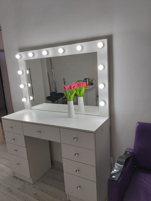 Продам туалетный стол для парикмахерской