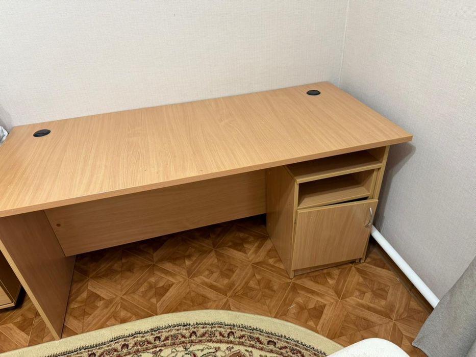 Продается офисный стол, 2- тумбочки в комплекте б/у