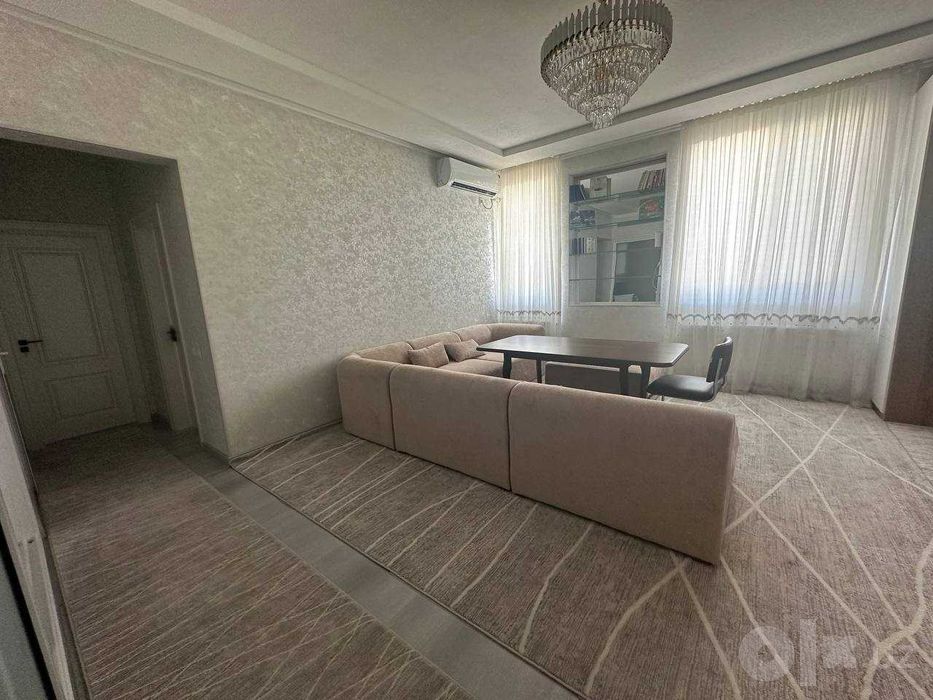 Давлат хизматлари доми, 6-этажда 3 хонали 72 м² хонадон сотилади.