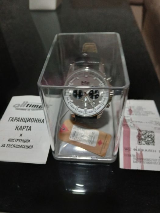 Продавам чисто нов мъжки часовник Lee Cooper