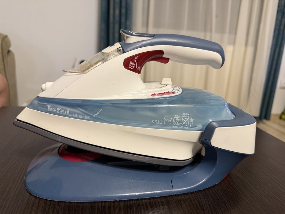 Fier de calcat fara fir Tefal FreeMove 2400W