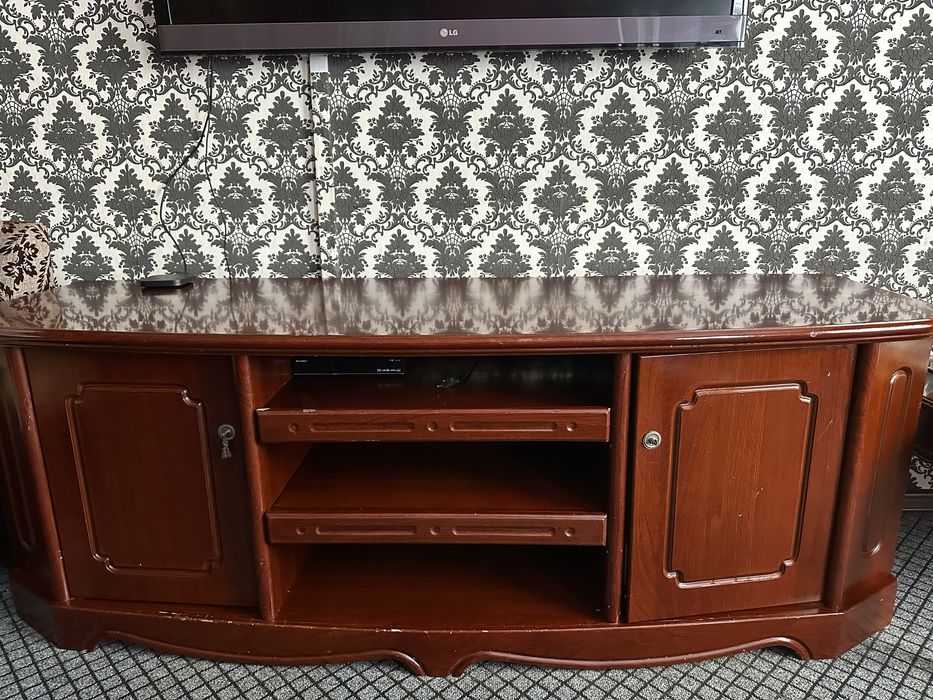 Стол стулья тумба сервант