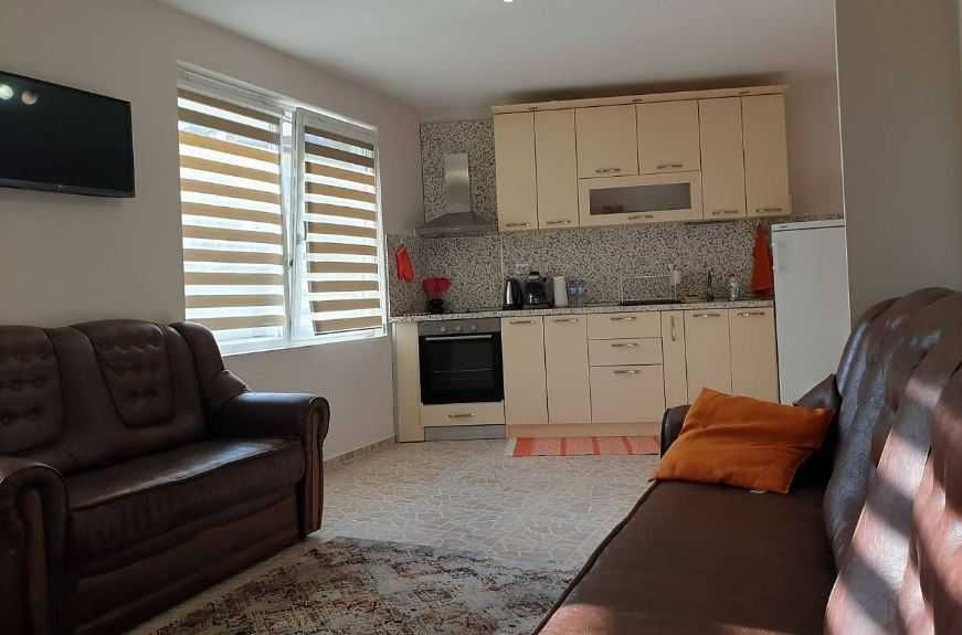 Дава се под наем Двустаен апартамент в Бургас, Център - 60 кв.м за 127.5 € - Снимка #1