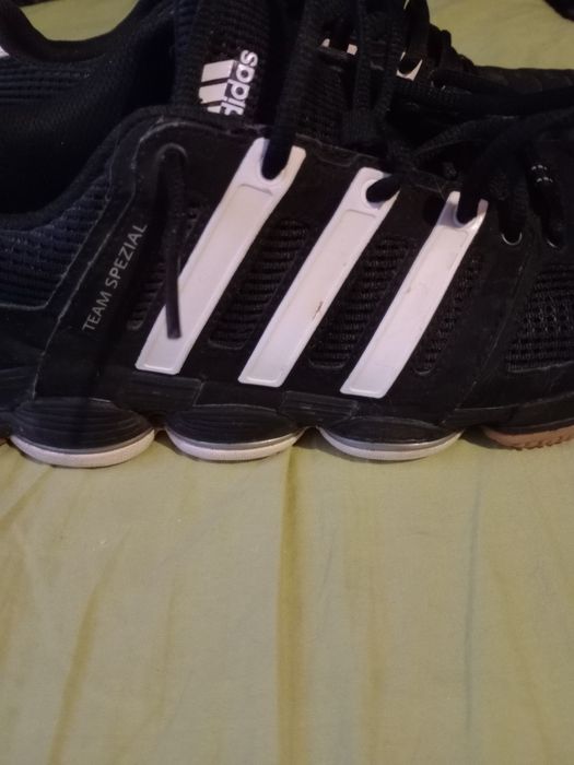 Se vinde acești adidași recent aduși