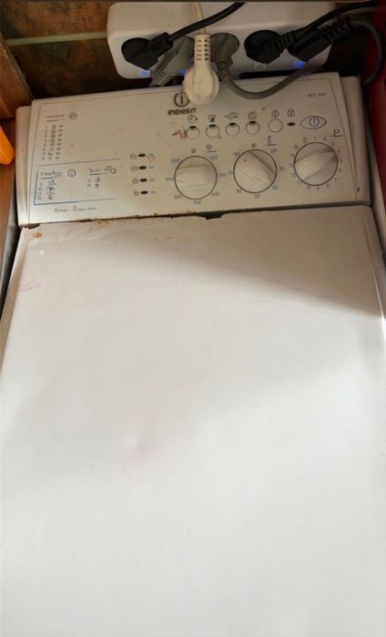 Стиральная машина Indesit с вертикальной загрузкой