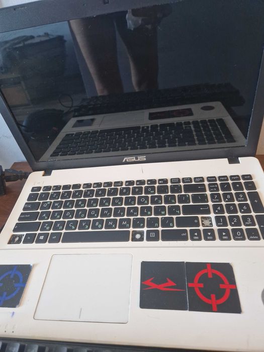 Лаптоп Asus бял работещ
