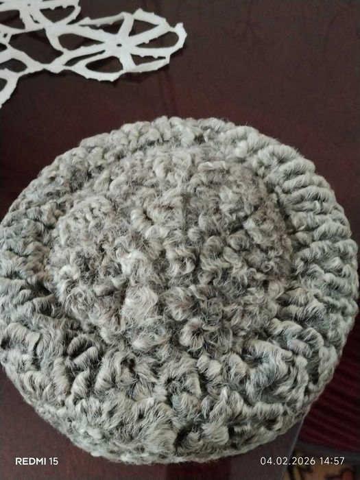 Женская шапка из каракуля