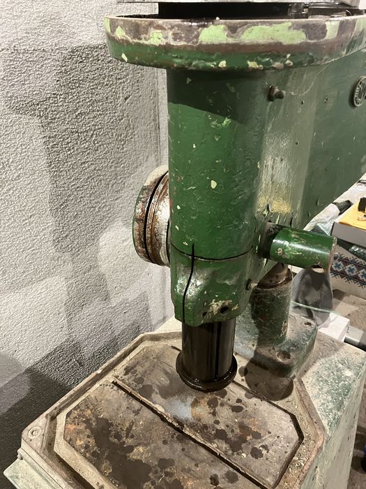 Bormasina industriala cu coloana-masina de gaurit