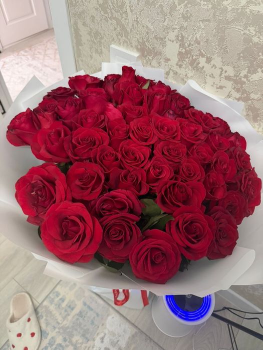 Цветы розы и корзина розы