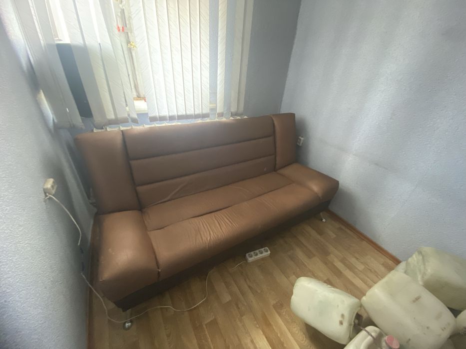 Диван коричневый