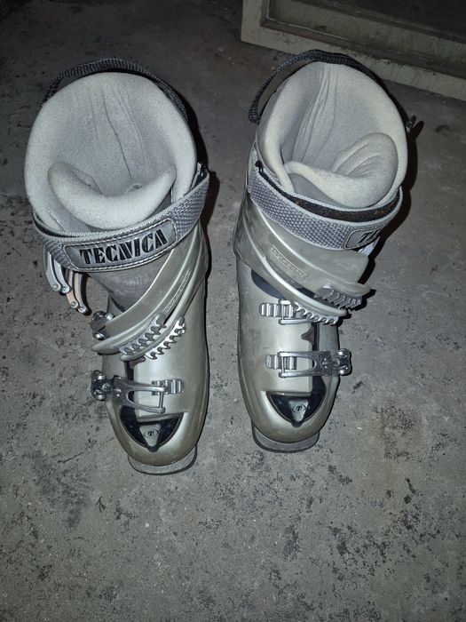 Продавам ски обувки Tecnica 24