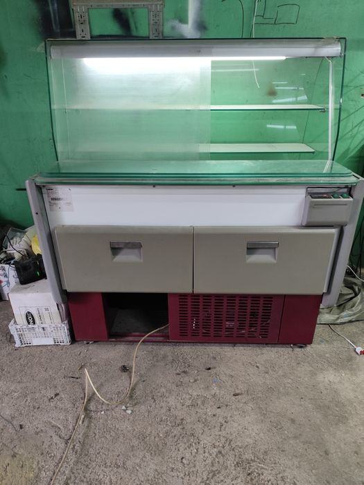 Продам холодильную витрину