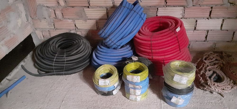 Кабели иPVC гофра   3 размера и кабели 1,5кв. и 2,5кв.