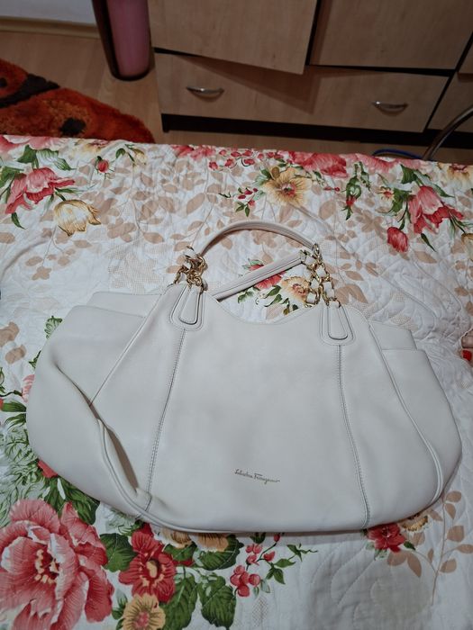 Auth Salvatore Ferragamo Gancini - geanta poseta autentica bej